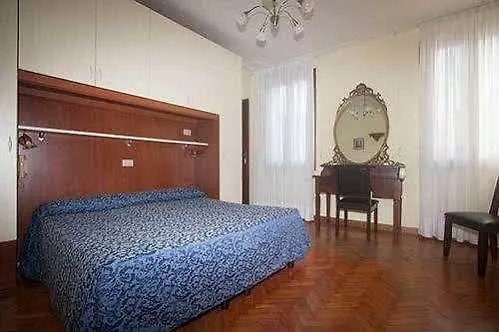 Hotel Dalla Mora Venice 0*,
